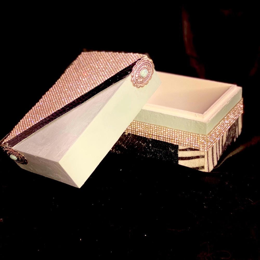 Zebra patches decor box